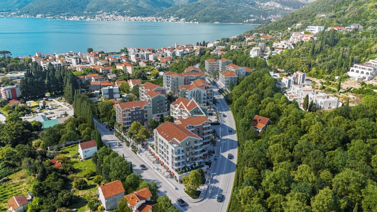 Апартаменты в Тивате, Черногория, 60 м² - фото 1