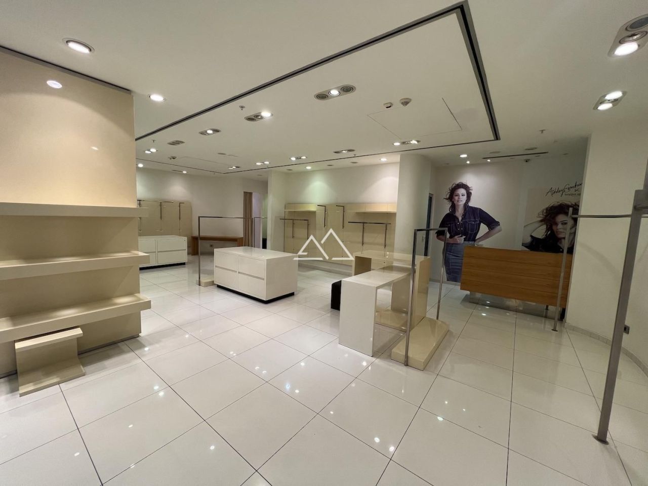 Коммерческая недвижимость в Будве, Черногория, 105 м² - фото 3