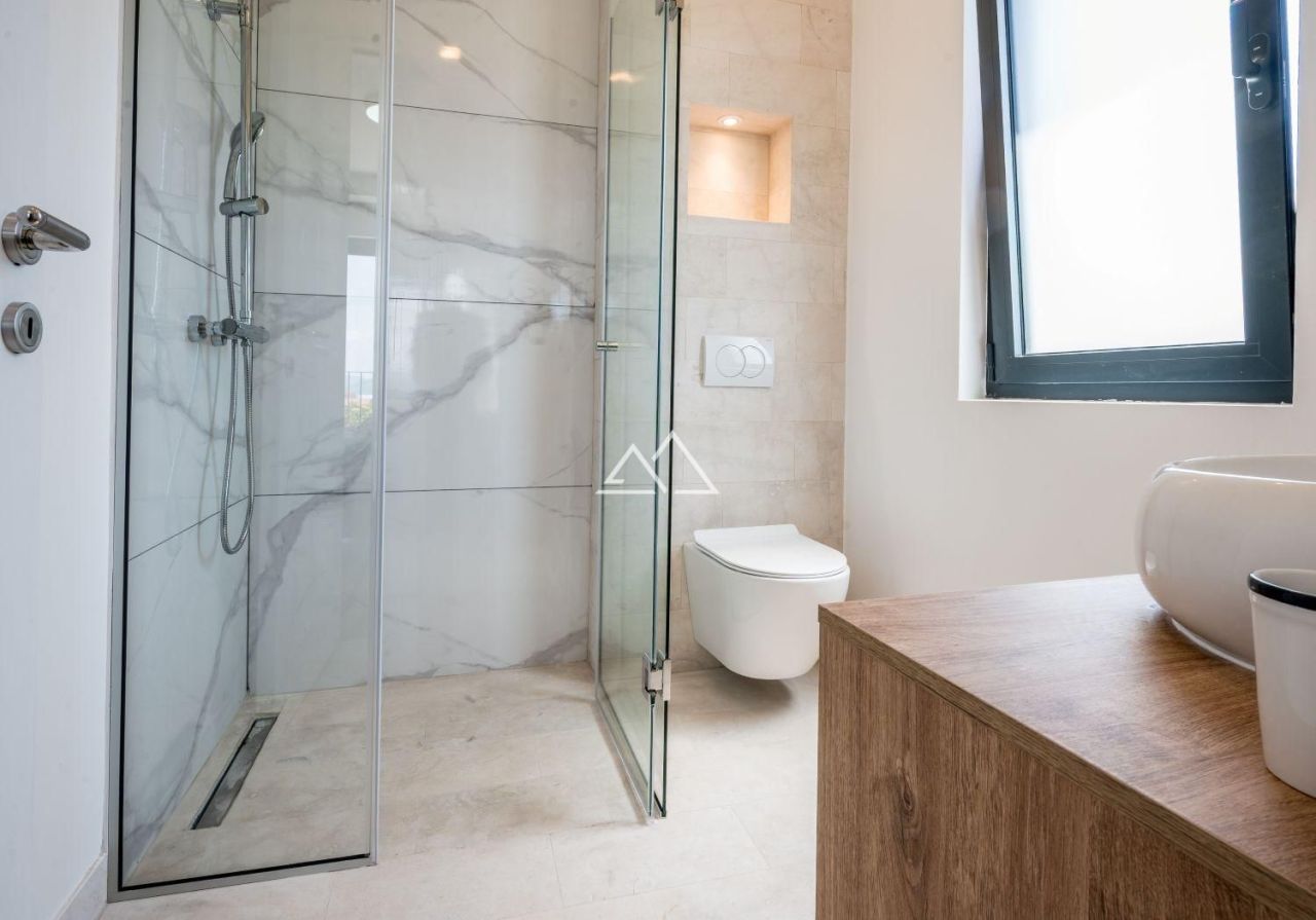 Вилла в Тивате, Черногория, 250 м² - фото 16