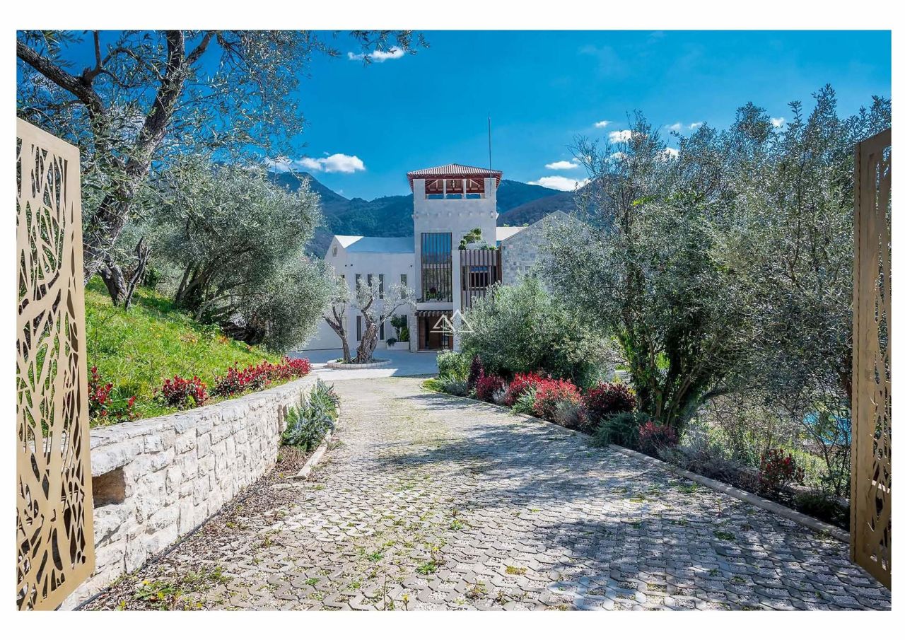 Вилла в Тивате, Черногория, 1 482 м² - фото 2