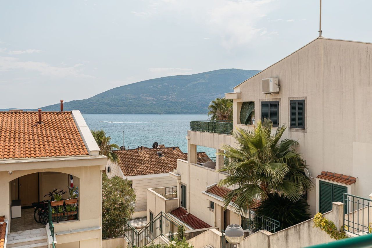Апартаменты в Херцег-Нови, Черногория, 334 м² - фото 1