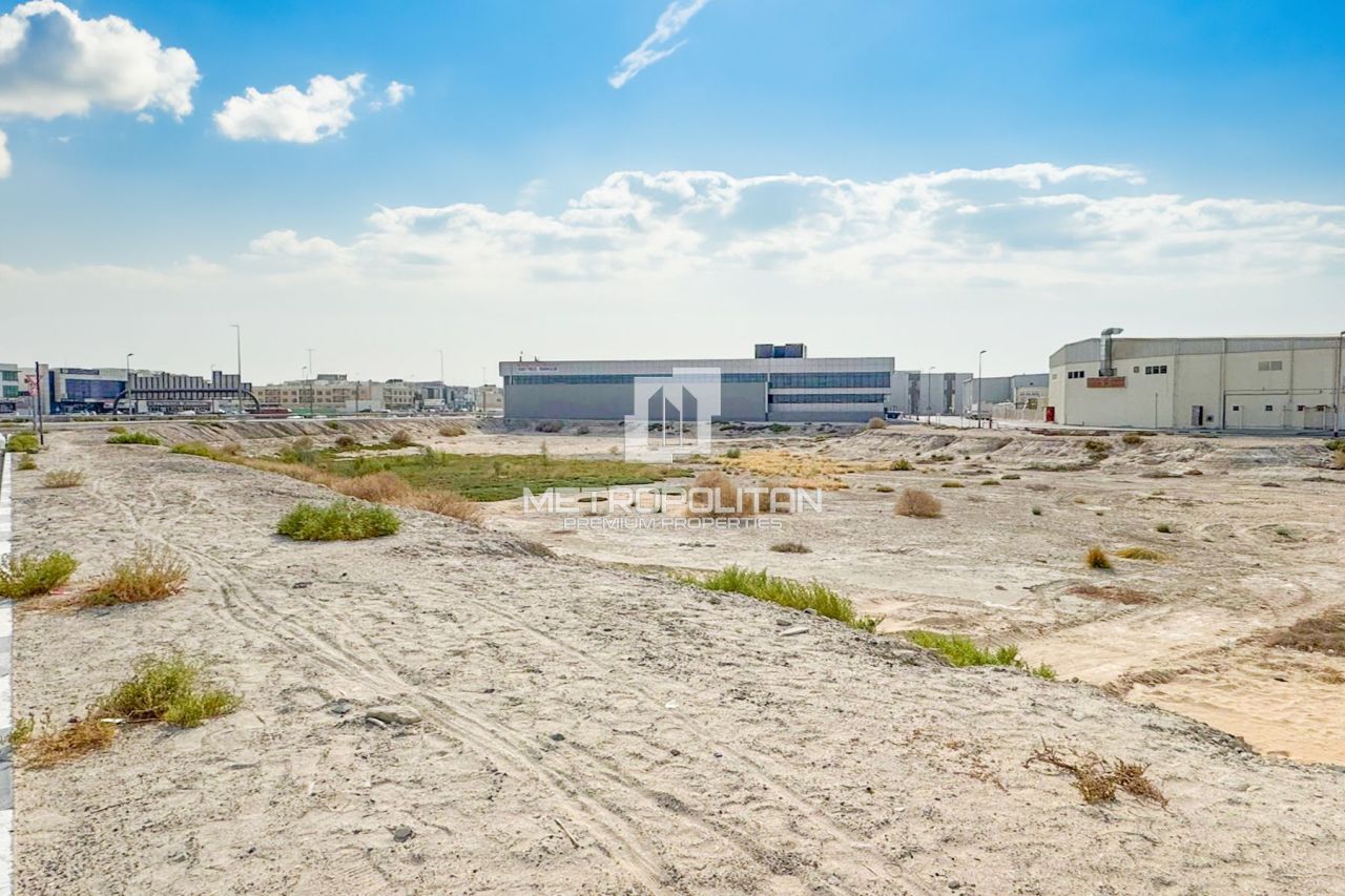 Коммерческая недвижимость в Дубае, ОАЭ, 2 750 м² - фото 1