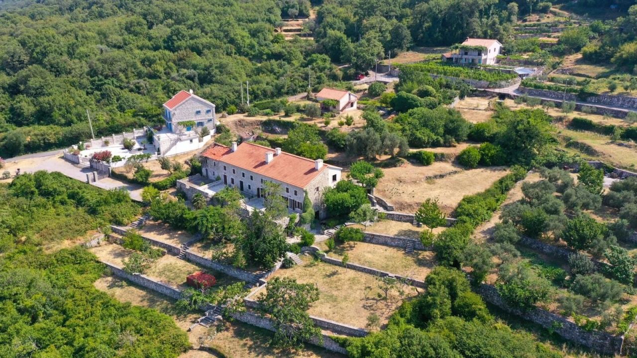 Дом в Будве, Черногория, 349 м² - фото 1