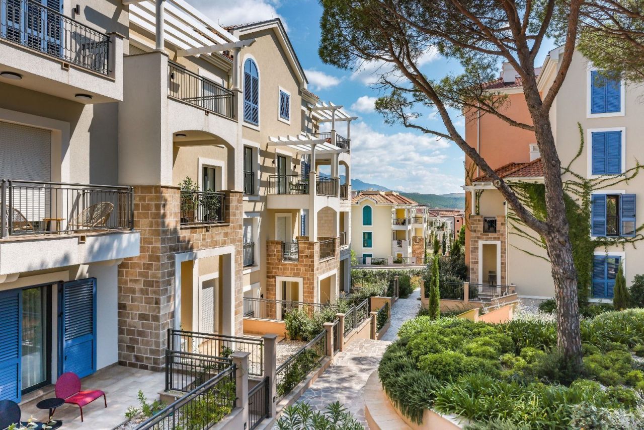 Апартаменты в Тивате, Черногория, 72.05 м² - фото 1