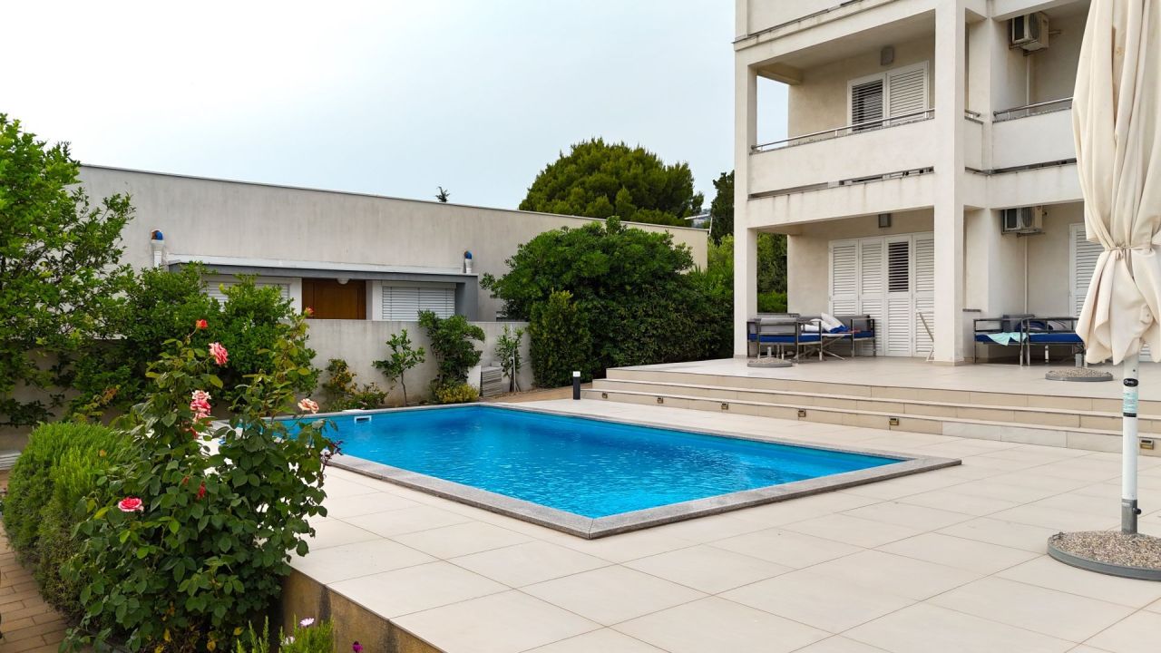 Отель, гостиница Banjol, Хорватия, 400 м² - фото 2