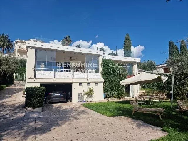 Вилла в Сан-Феличе-дель-Бенако, Италия, 220 м² - фото 1