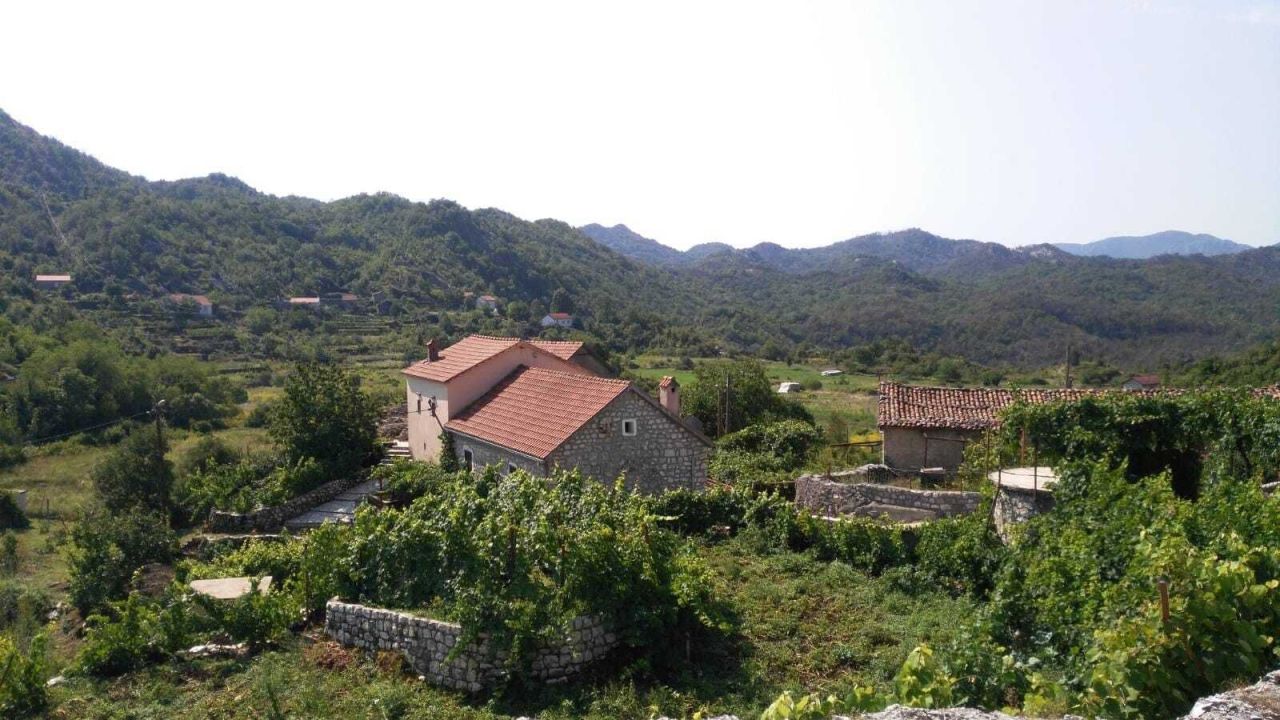 Земля в Цетине, Черногория, 117 000 м² - фото 1