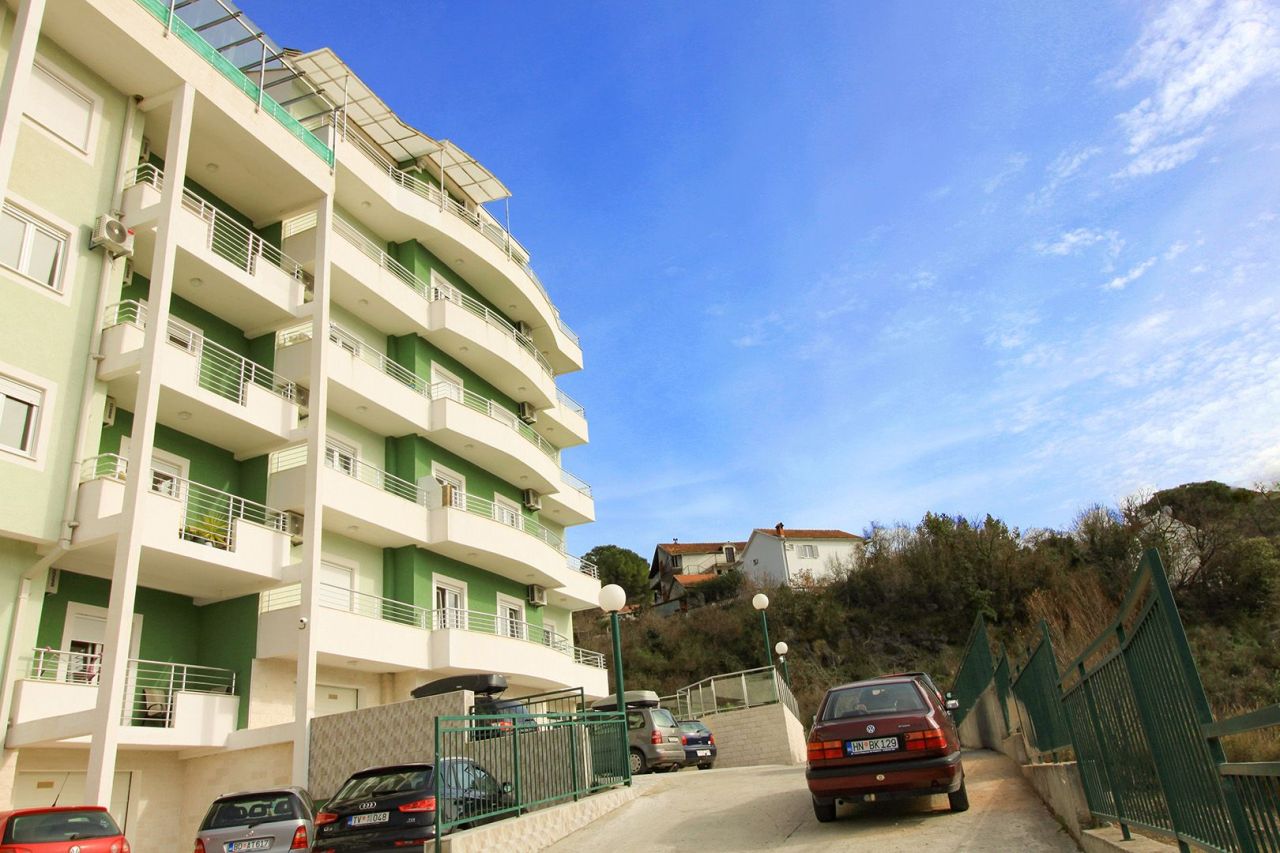 Квартира в Херцег-Нови, Черногория, 112 м² - фото 17