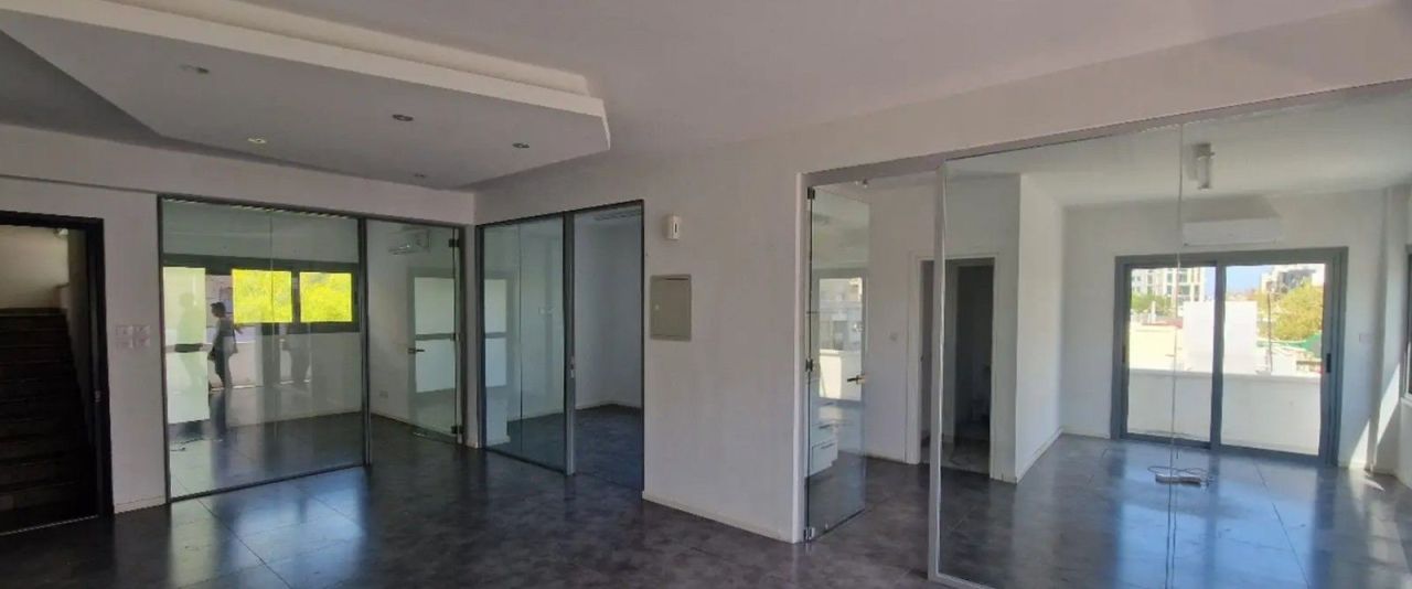 Офис в Лимасоле, Кипр, 80 м² - фото 1