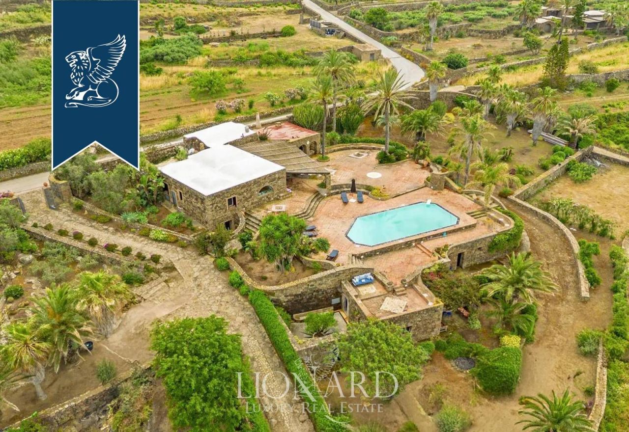 Вилла на о-ве Пантеллерия, Италия, 400 м² - фото 2