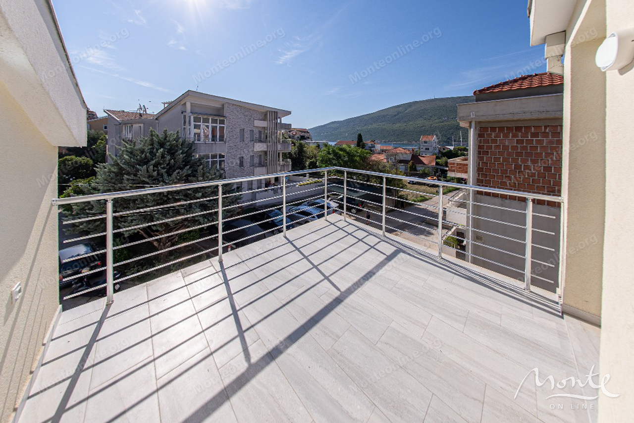 Квартира в Херцег-Нови, Черногория, 74 м² - фото 1