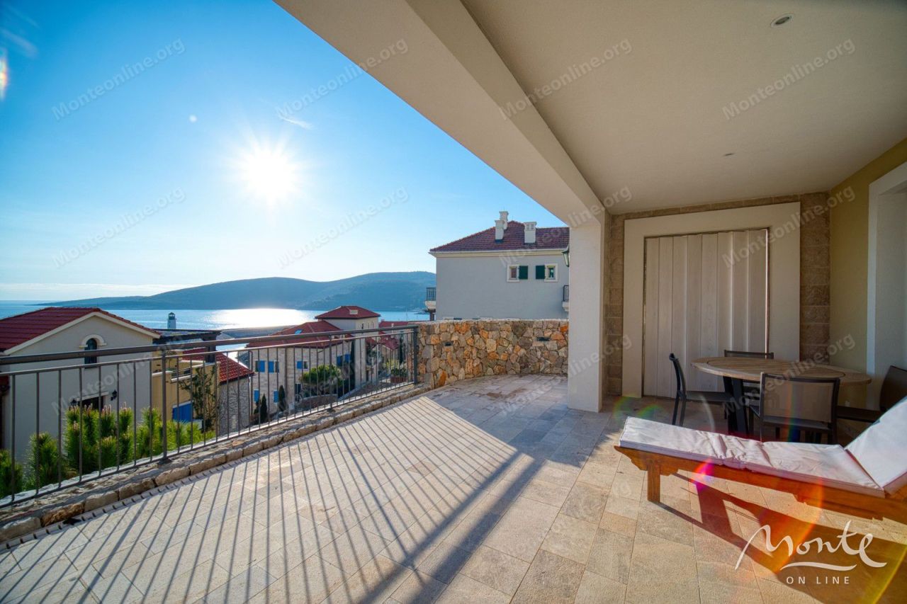 Квартира в Тивате, Черногория, 80 м² - фото 1