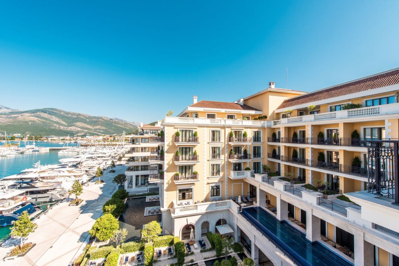 Апартаменты в Тивате, Черногория, 252 м² - фото 1