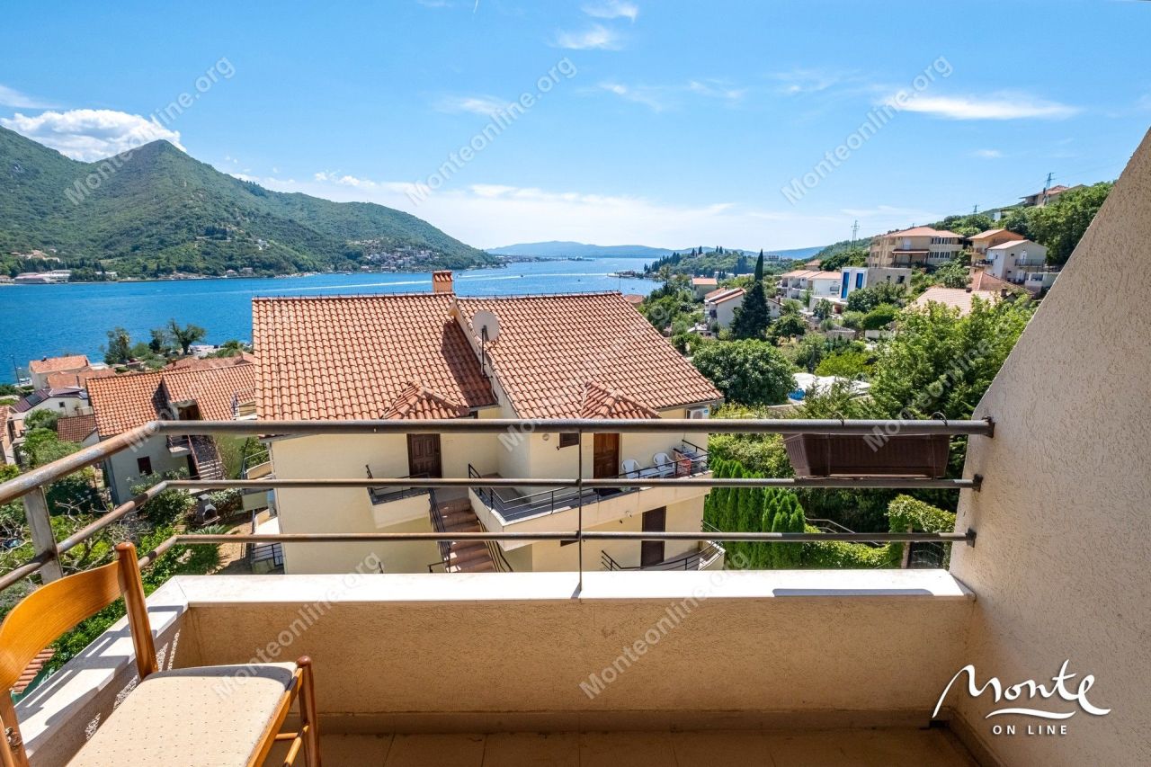 Квартира в Херцег-Нови, Черногория, 72 м² - фото 1