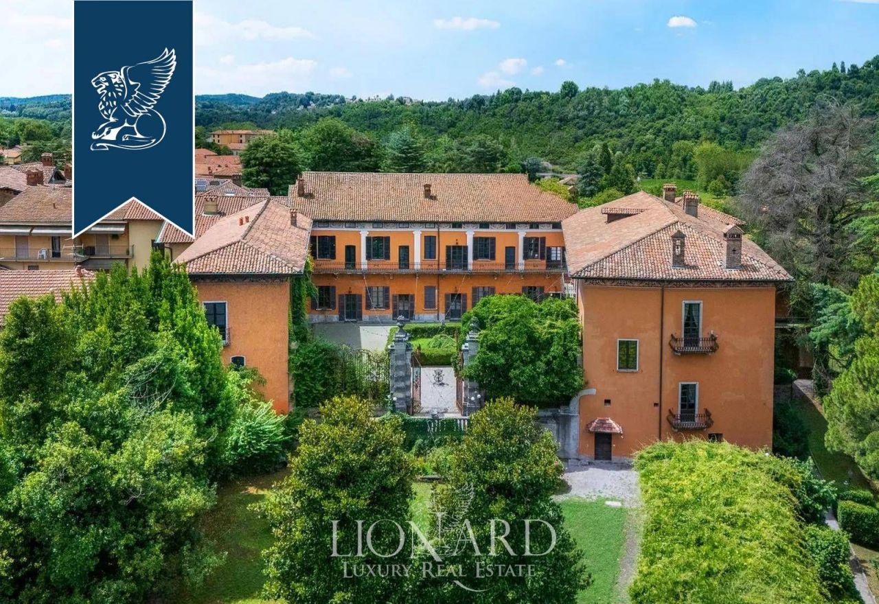 Вилла в Варесе, Италия, 2 600 м² - фото 1
