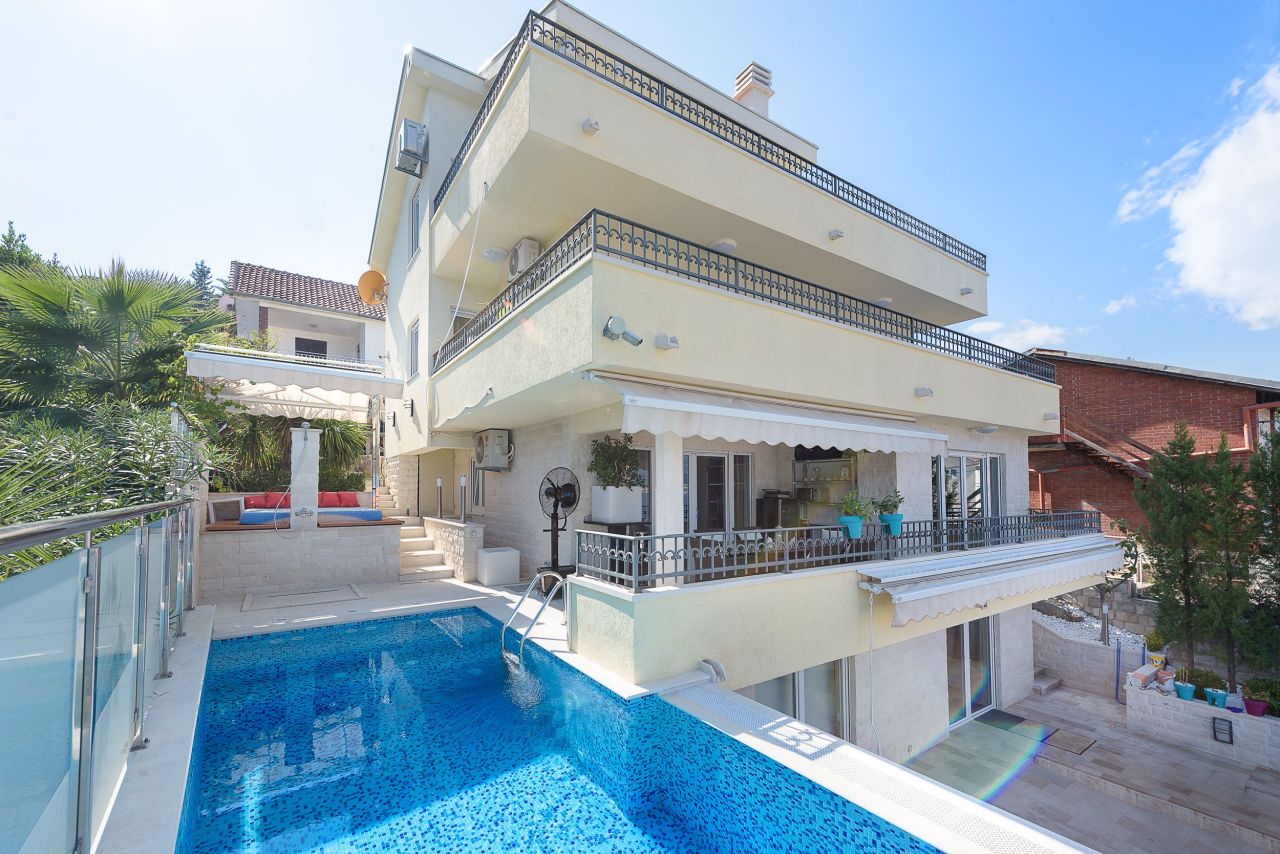 Вилла в Тивате, Черногория, 380 м² - фото 1