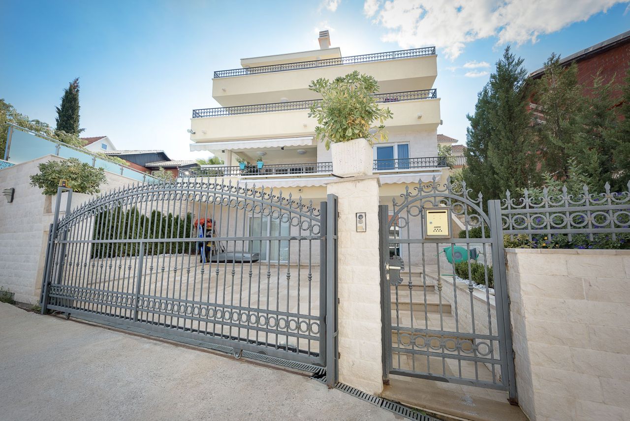 Вилла в Тивате, Черногория, 380 м² - фото 2