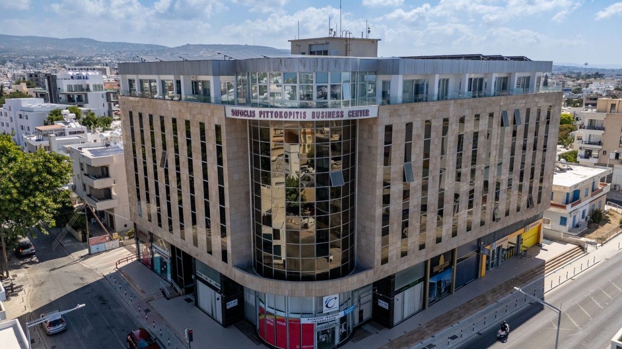 Офис в Пафосе, Кипр, 680 м² - фото 1