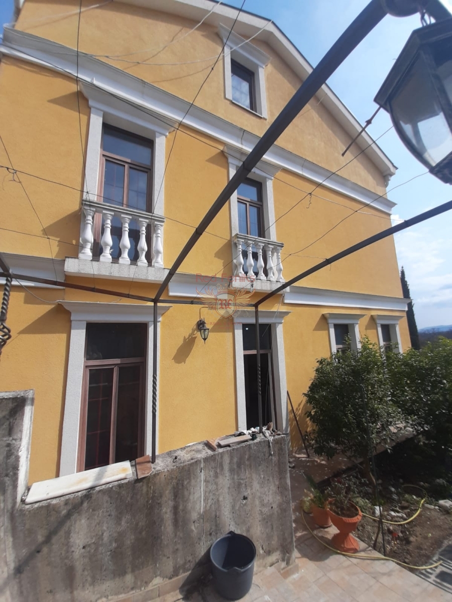 Дом в Тивате, Черногория, 320 м² - фото 1