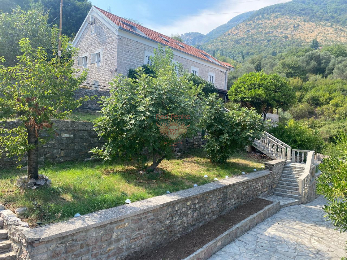 Дом в Херцег-Нови, Черногория, 250 м² - фото 1