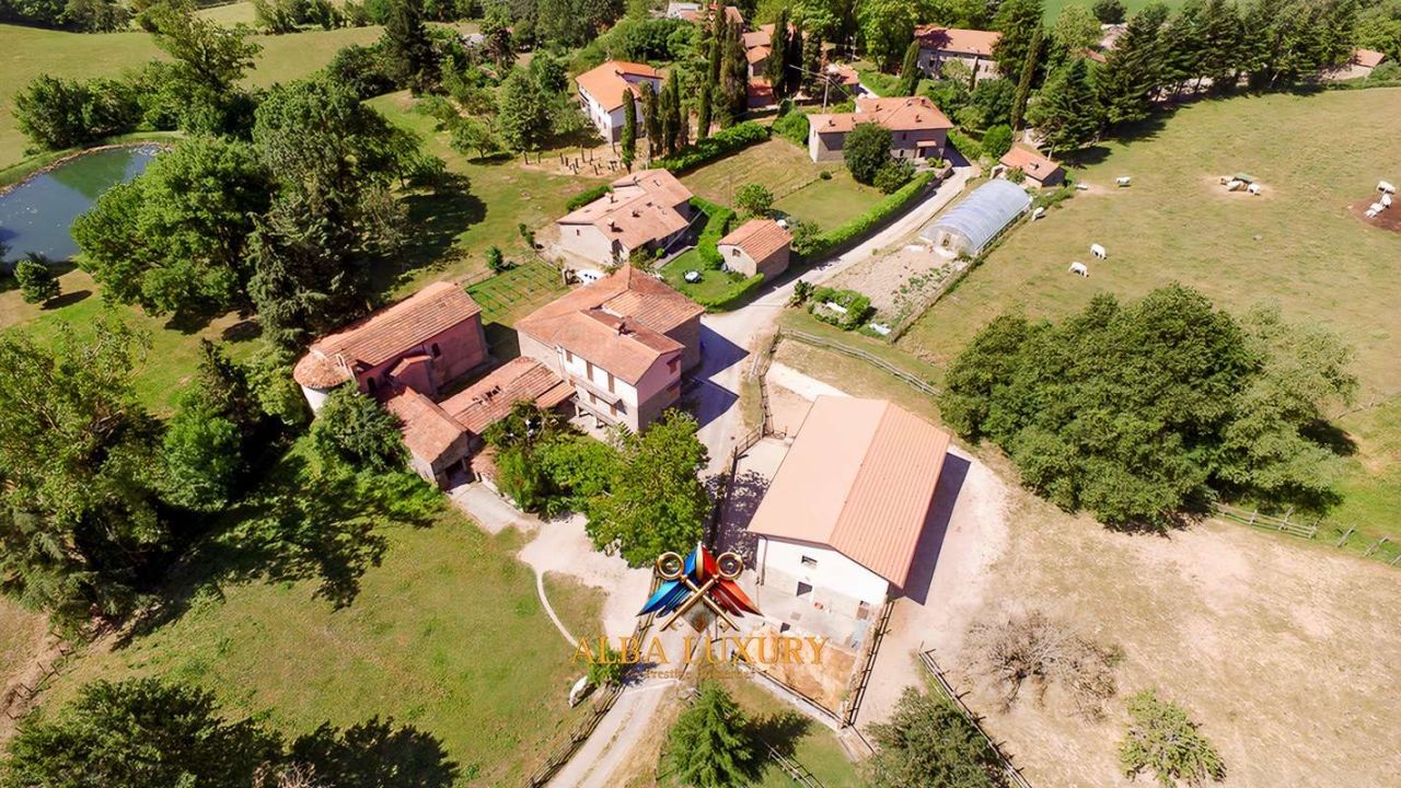 Вилла в Пьеве-Санто-Стефано, Италия, 4 100 м² - фото 1