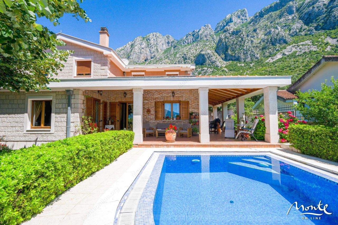 Вилла в Ораховаце, Черногория, 305 м² - фото 1