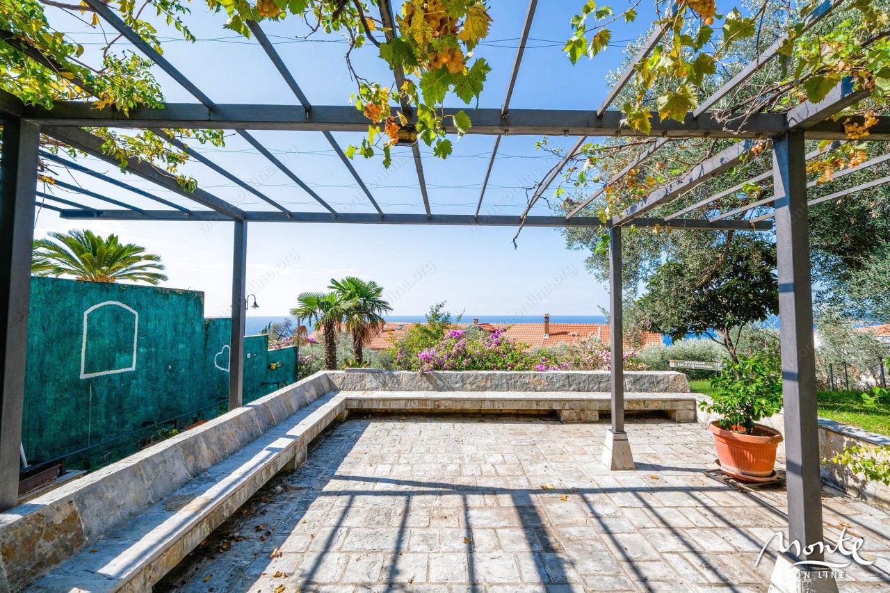 Вилла в Святом Стефане, Черногория, 375 м² - фото 1