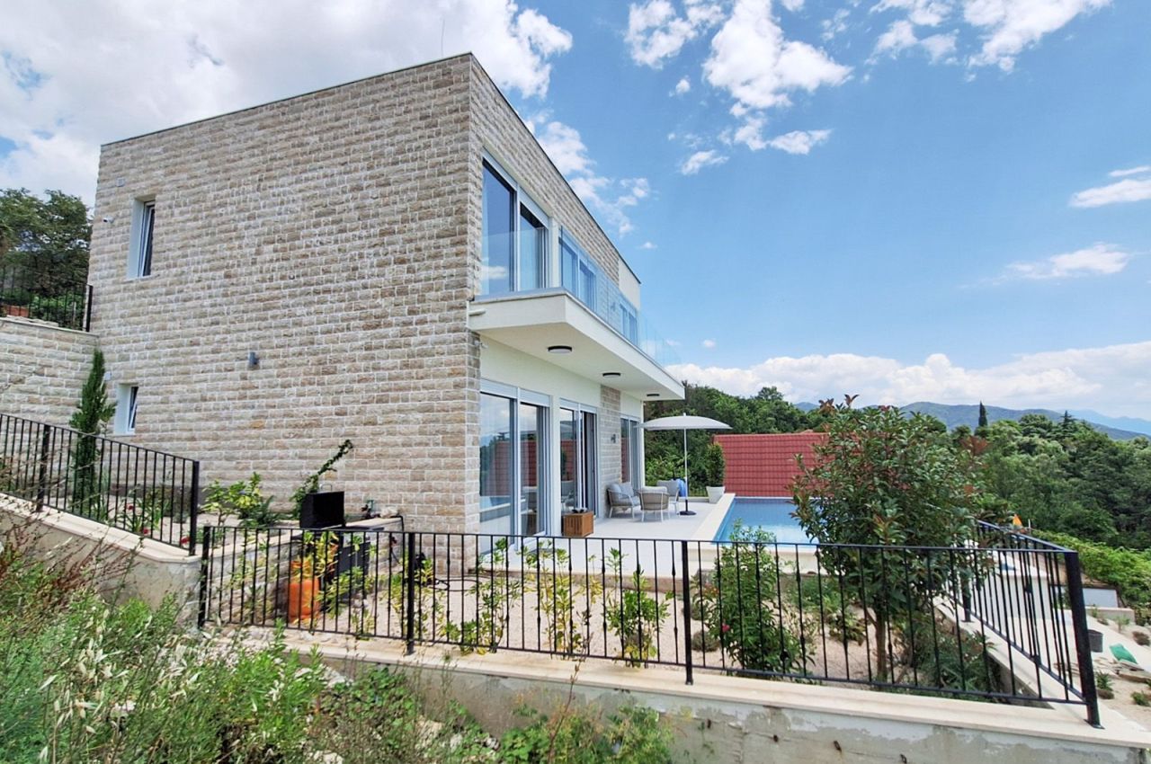 Вилла в Херцег-Нови, Черногория, 320 м² - фото 1