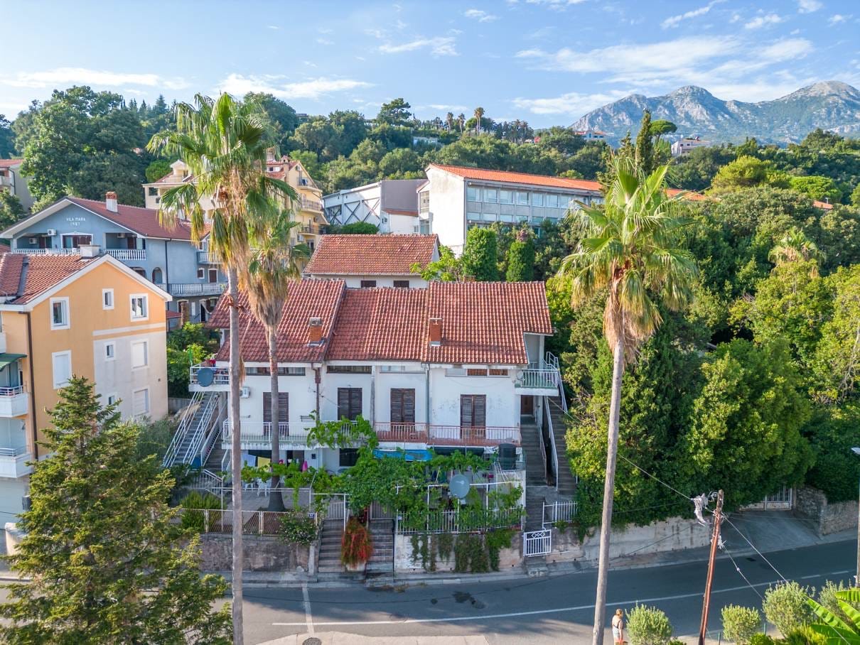 Апартаменты в Херцег-Нови, Черногория, 75 м² - фото 1