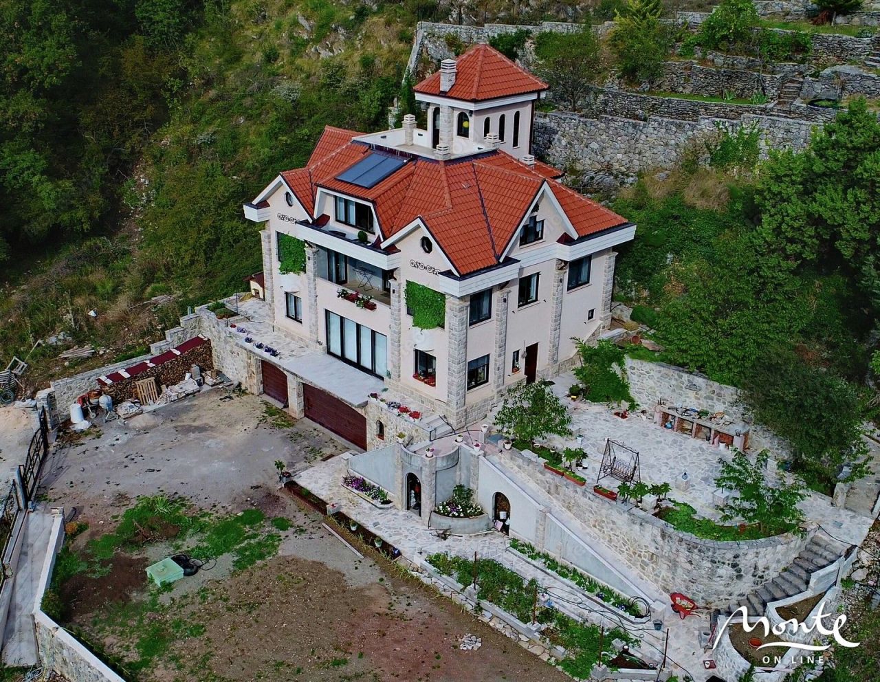 Вилла в Святом Стефане, Черногория, 392 м² - фото 1