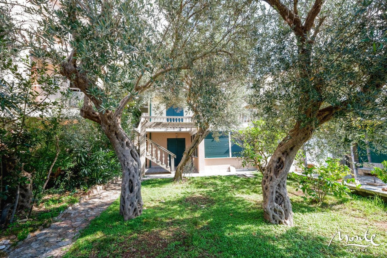 Вилла в Святом Стефане, Черногория, 197 м² - фото 2