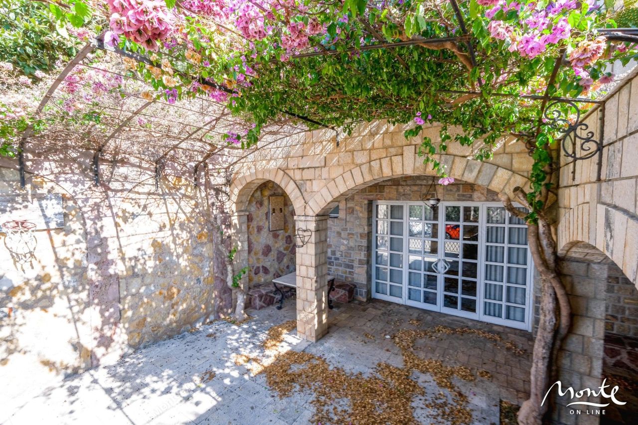 Вилла в Святом Стефане, Черногория, 375 м² - фото 16