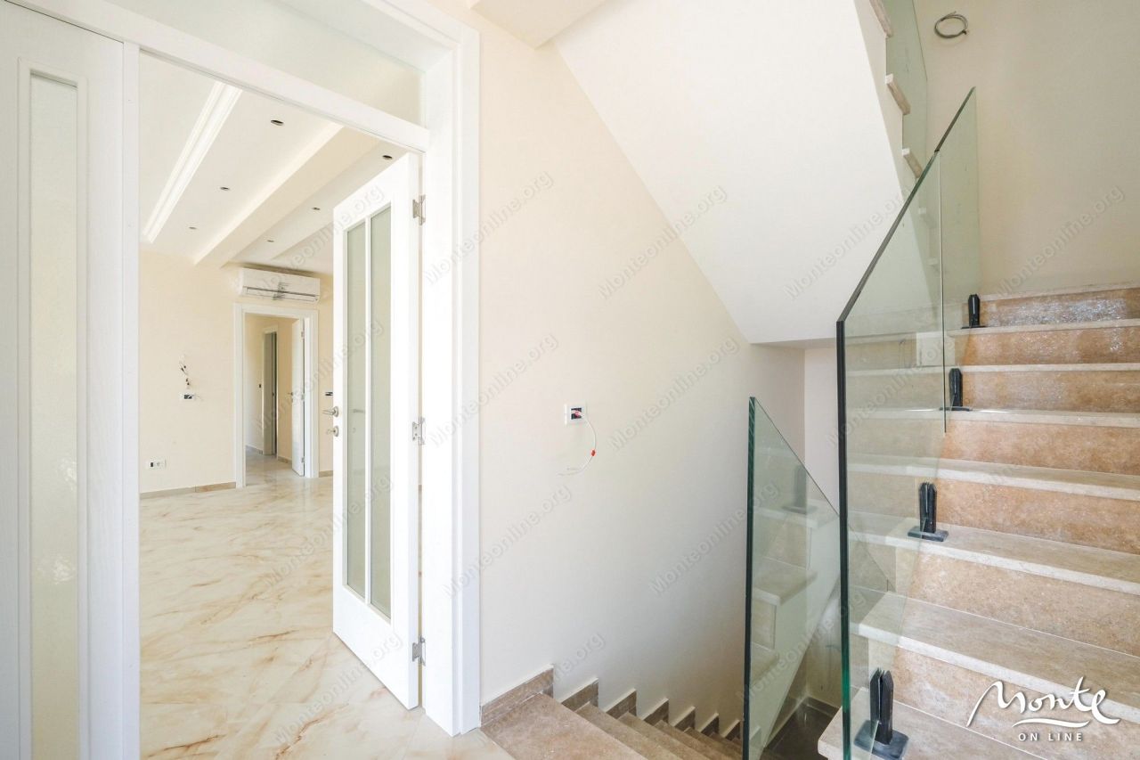 Вилла в Тивате, Черногория, 403 м² - фото 19