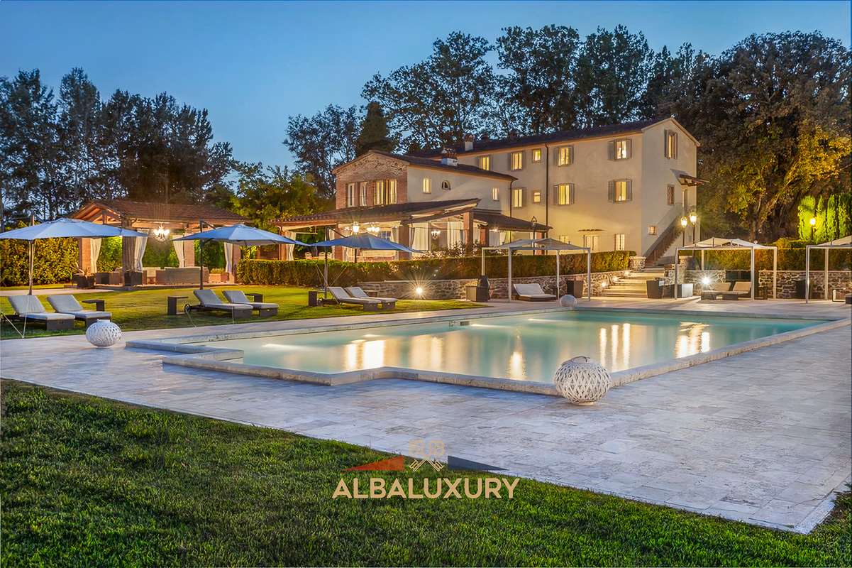 Вилла Via Milano, Италия, 2 100 м² - фото 1