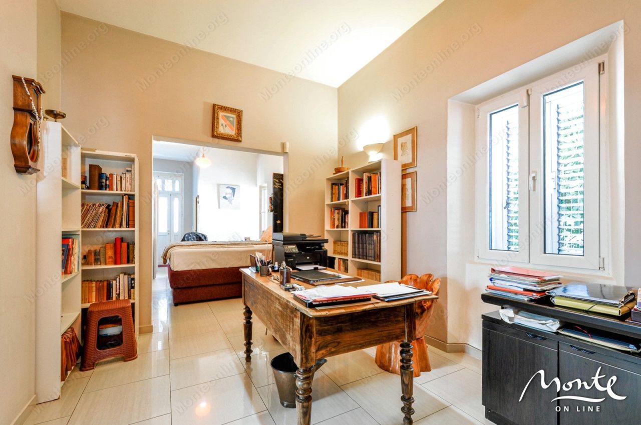 Вилла в Тивате, Черногория, 220 м² - фото 11