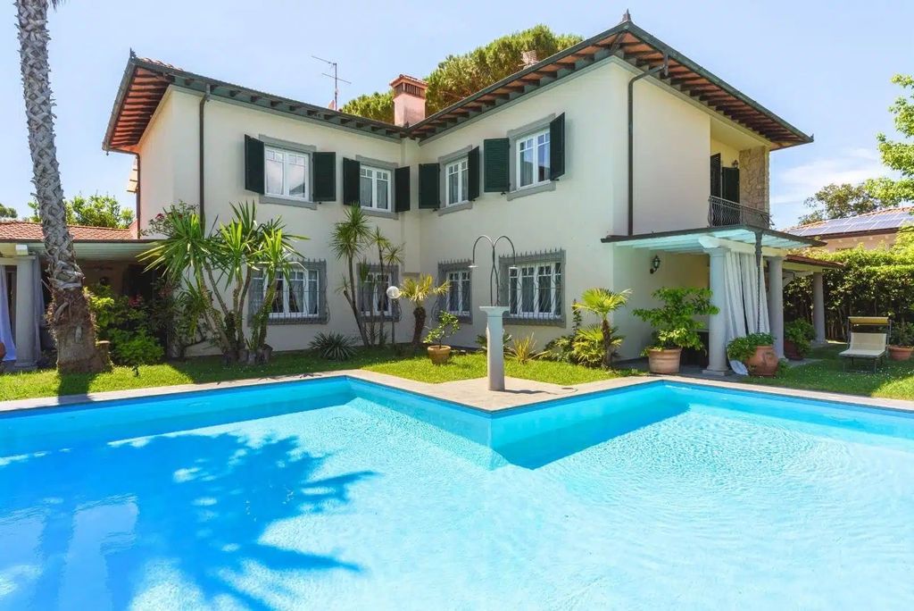 Вилла в Форте деи Марми, Италия, 490 м² - фото 1