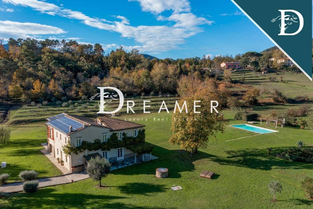 Дом в Лукке, Италия, 500 м² - фото 1