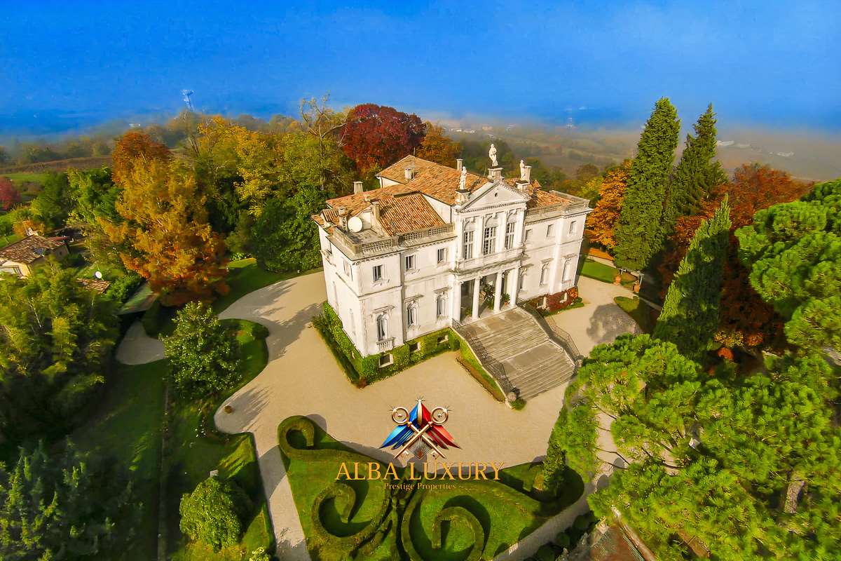 Вилла в Конельяно, Италия, 1 670 м² - фото 1