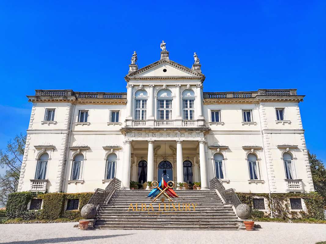 Вилла в Конельяно, Италия, 1 670 м² - фото 1