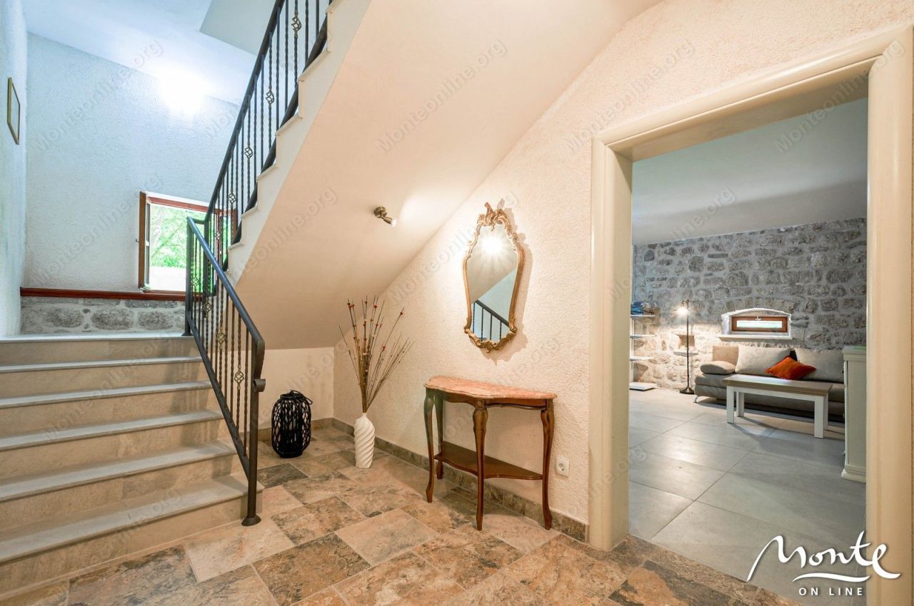 Вилла в Доброте, Черногория, 415 м² - фото 7