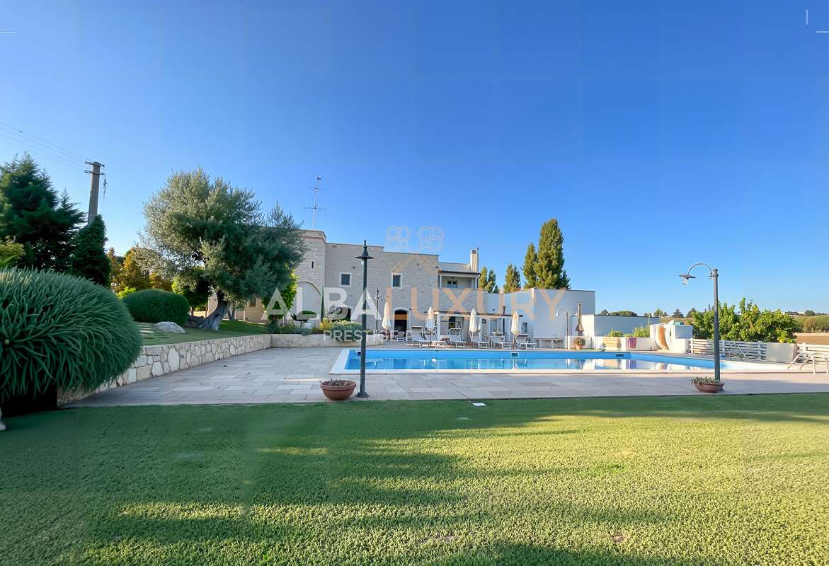 Вилла в Монополи, Италия, 450 м² - фото 1