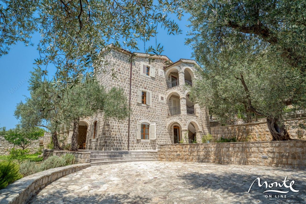 Вилла в Режевичах, Черногория, 480 м² - фото 1