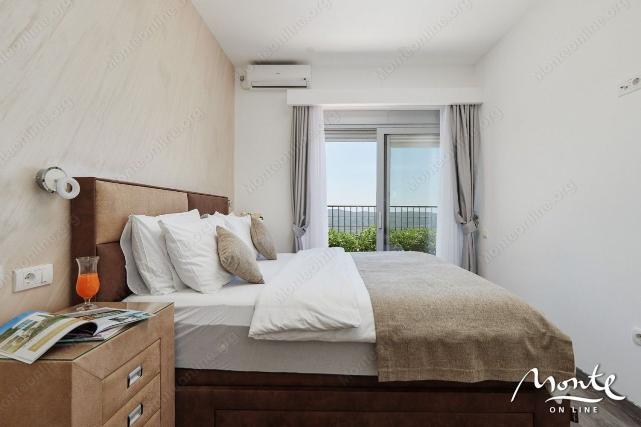 Вилла в Тивате, Черногория, 220 м² - фото 16