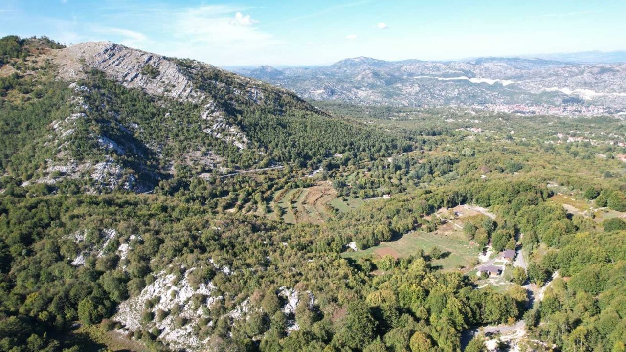 Земля в Цетине, Черногория, 2 210 м² - фото 1