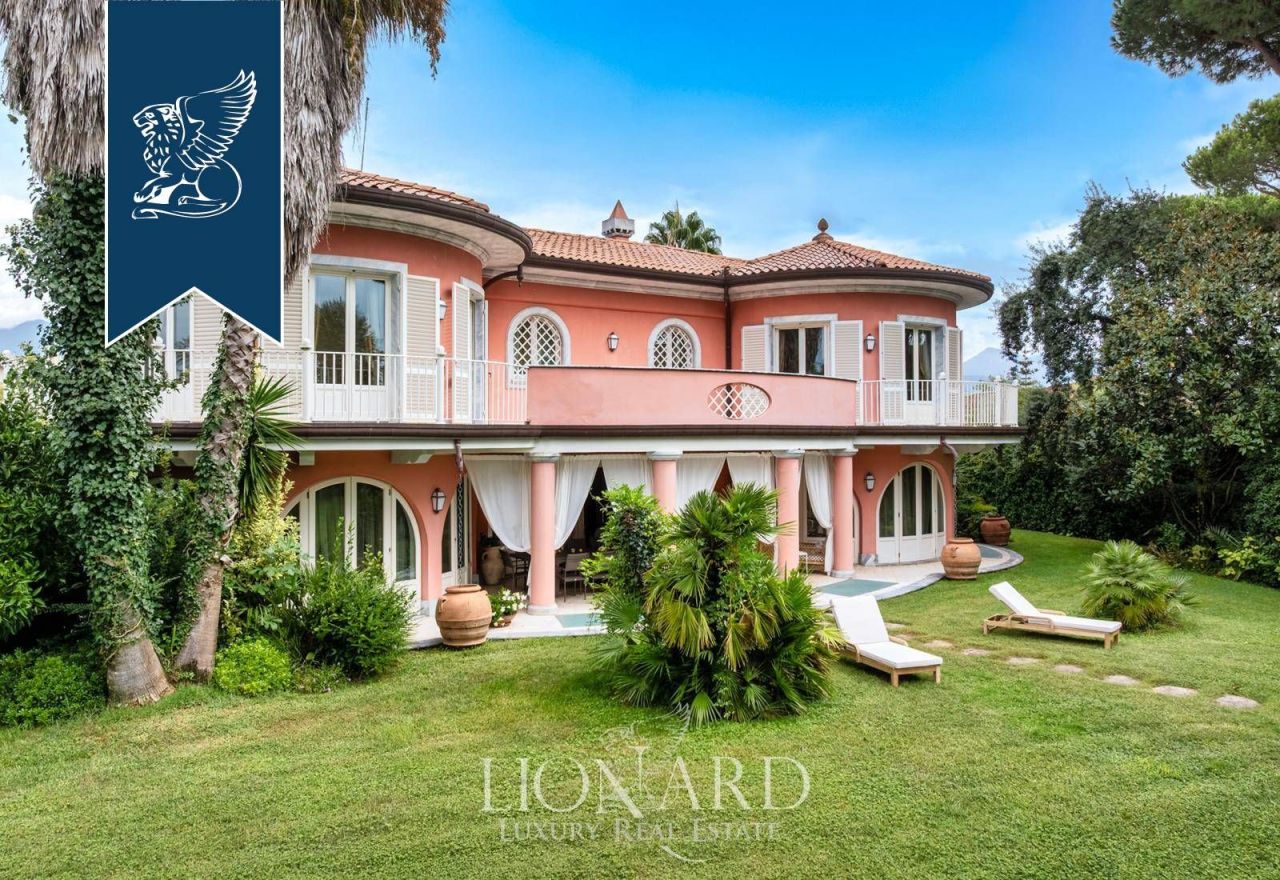 Вилла в Форте деи Марми, Италия, 850 м² - фото 1