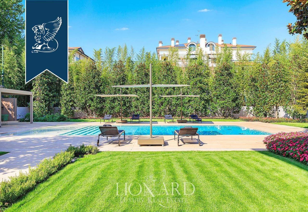 Вилла в Милане, Италия, 900 м² - фото 1