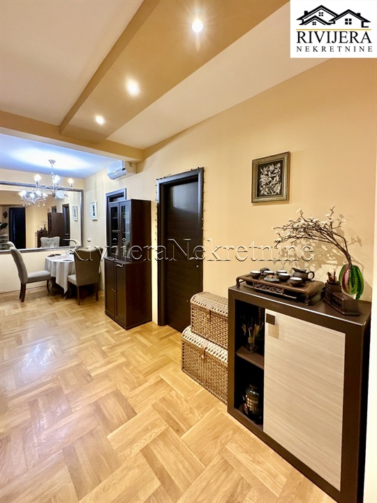 Квартира в Тивате, Черногория, 91 м² - фото 1