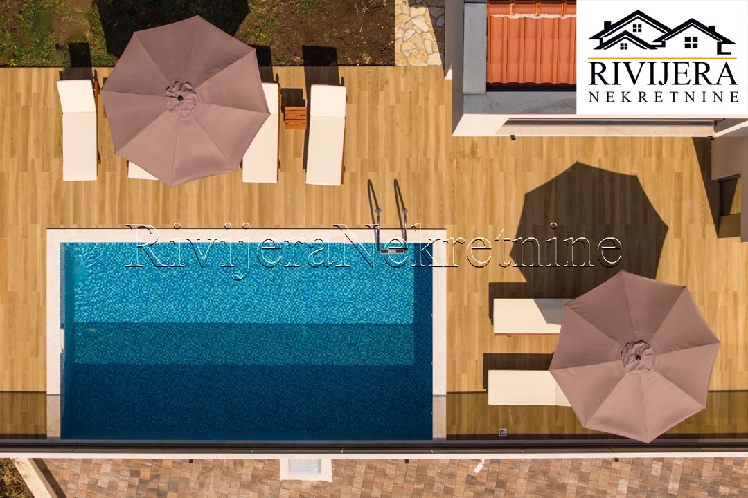 Вилла в Тивате, Черногория, 397 м² - фото 2