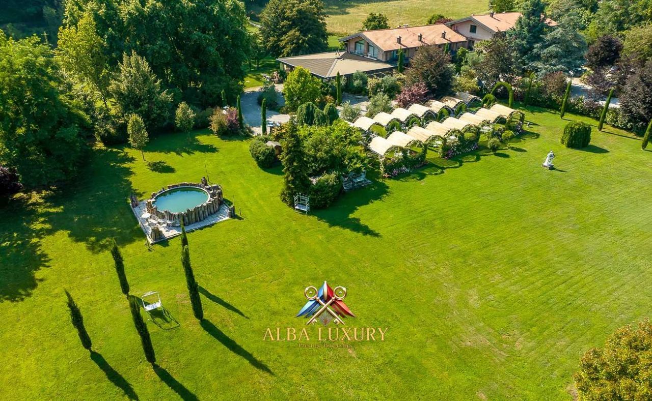 Вилла в Варесе, Италия, 2 500 м² - фото 1
