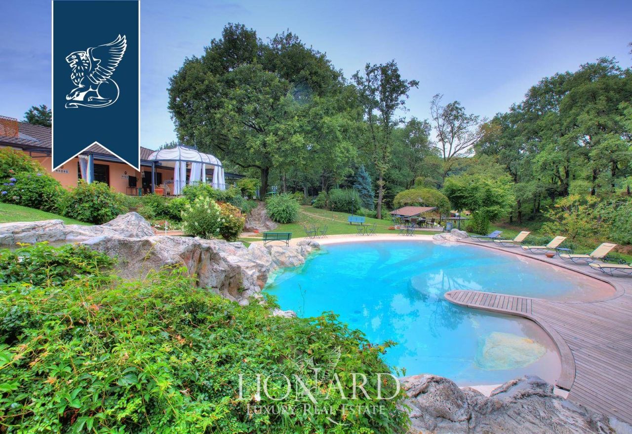 Отель, гостиница в Монце, Италия, 1 000 м² - фото 2